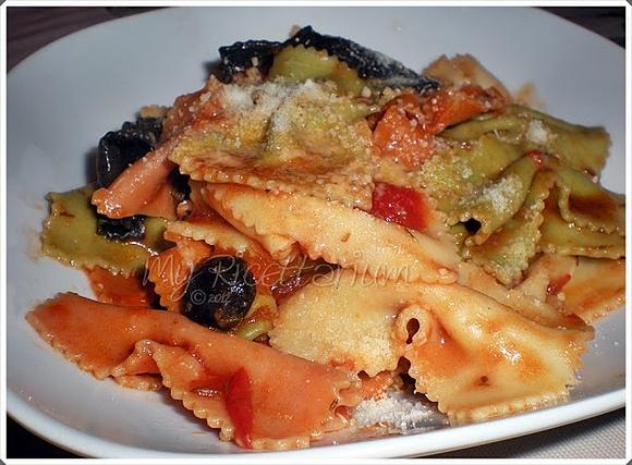 Farfalle con sugo al timo selvatico e olive nere