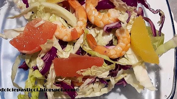 Insalata di cavolo cappuccio con gamberi e agrumi