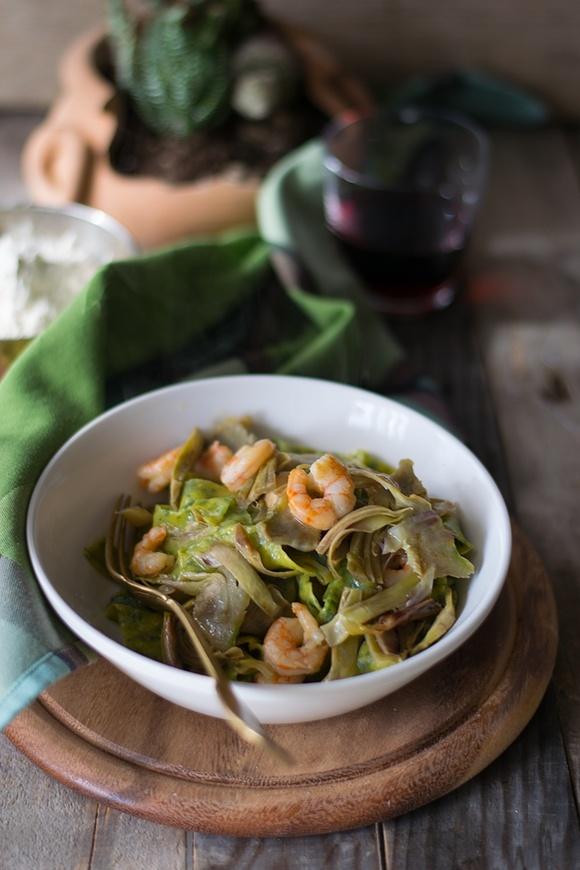 Tagliatelle verdi con carciofi e gamberetti