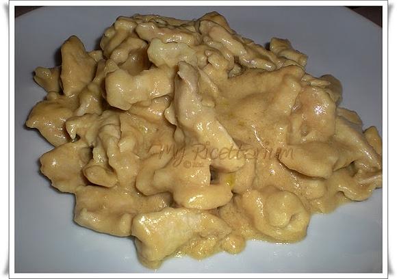 Bocconcini di pollo con salsa di senape e miele e semi di sesamo