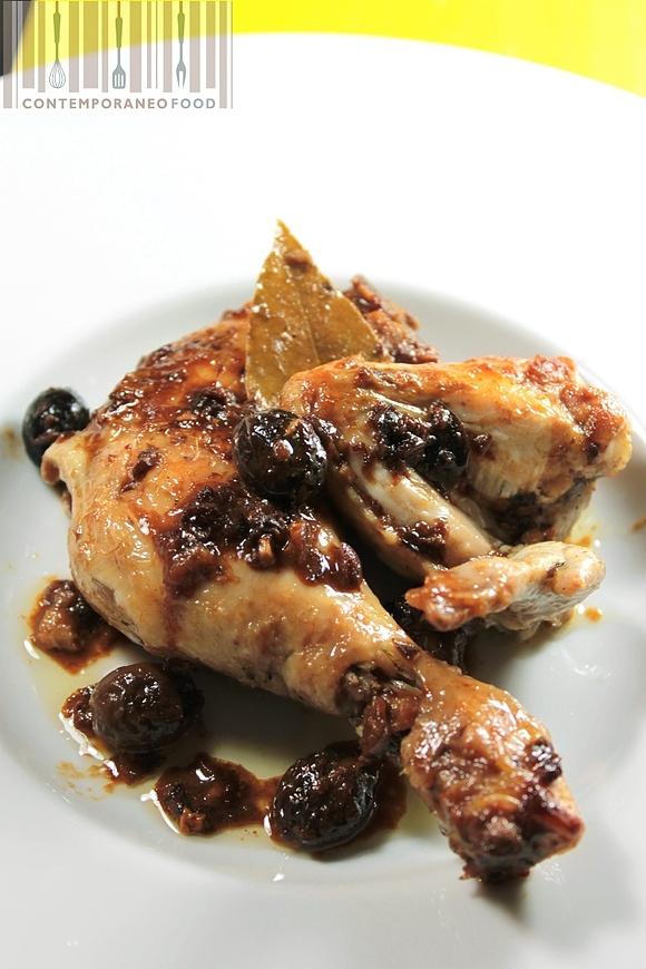Pollo alla cacciatora in bianco con olive nere e acciughe