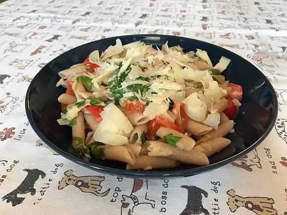 Penne al farro con rucola, pomodorini e raspadura