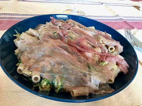 Sedanini semintegrali al farro con zucchine julienne, stracchino e prosciutto crudo