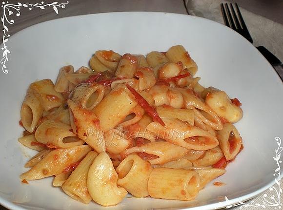 Pasta con pomodorini e olive verdi