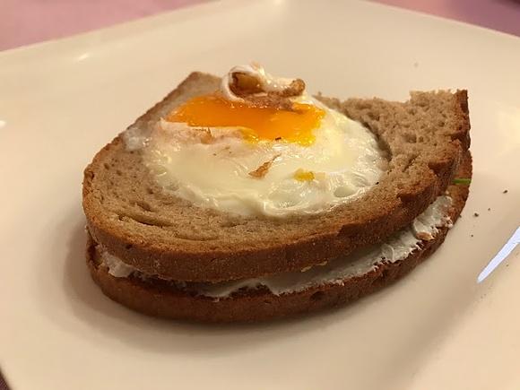 Sandwich con uova al tegamino e pane di segale senza bimby