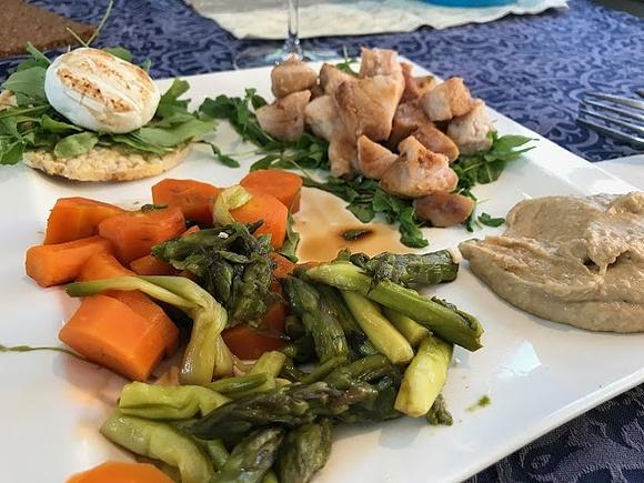 Pesce spada alla piastra su letto di rucola e altre prelibatezze