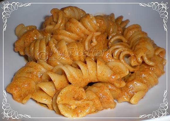 Fusilli con pesto siciliano e Philadelphia