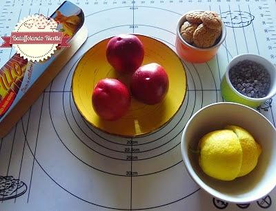 Strudel leggero di pasta fillo con pesche, amaretti e gocce di cioccolato