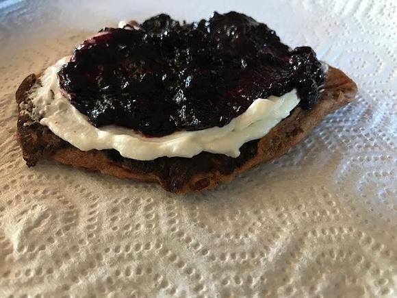 Pancakes con Skyr bianco e composta di mirtilli neri senza Bimby