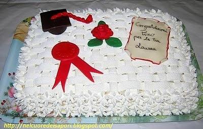 Torta per laurea con decorazioni di cappellino, pergamena e rosa rossa