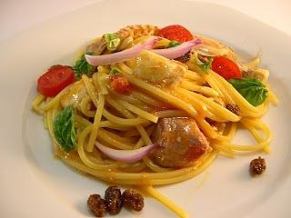 Pasta con tonno e pesce fresco al profumo di basilico e agrumi