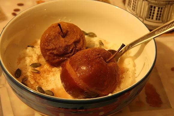 Crema di riso in latte di cocco e avena con mele al forno