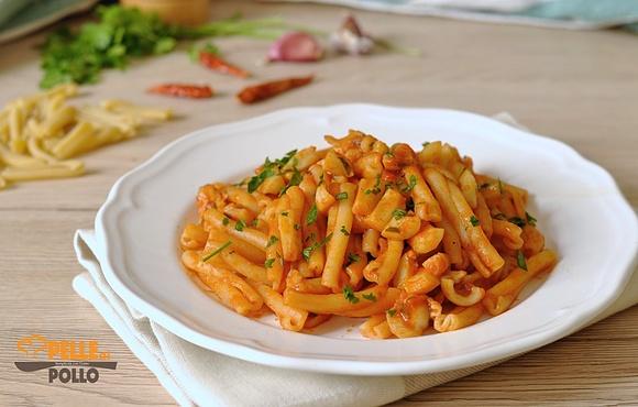 Pasta con sugo di seppie e pomodoro