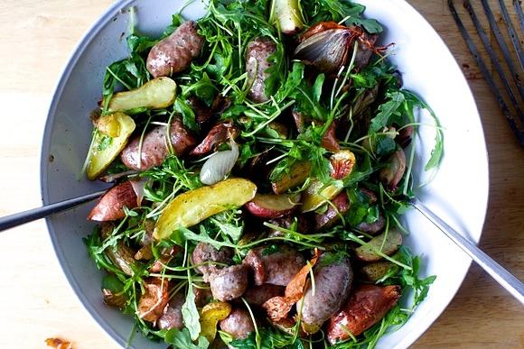 Arrosto di salsiccia e patate con rucola