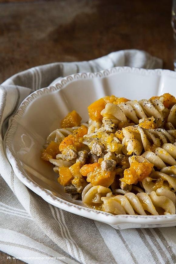 Pasta con ragù bianco e zucca