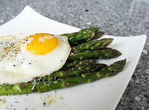 Uova, asparagi e formaggio gratinati