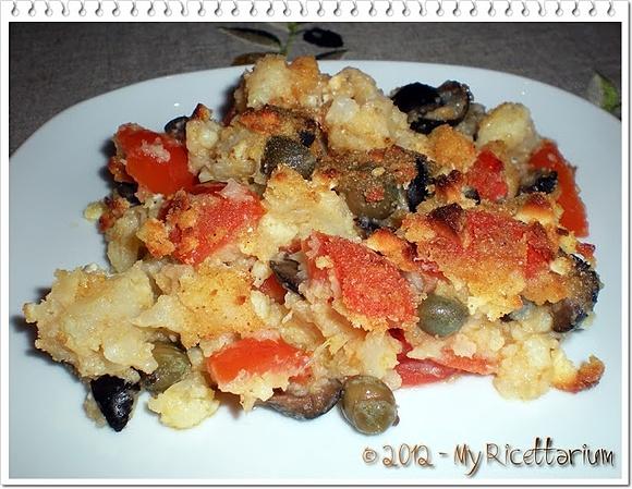 Cavolfiore gratinato con pomodorini capperi e olive nere