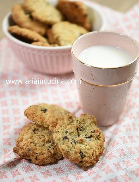 Biscotti con fiocchi di avena, ciliegie disidratate e cioccolato