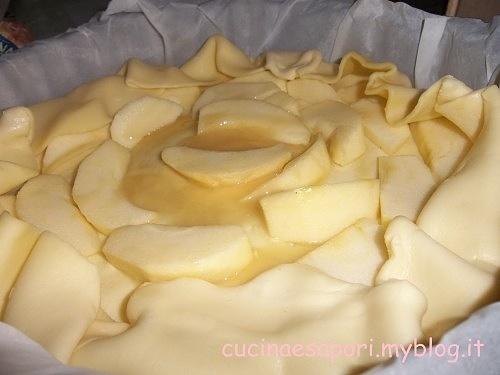 Sfogliata di mele con miele e mele a fettine