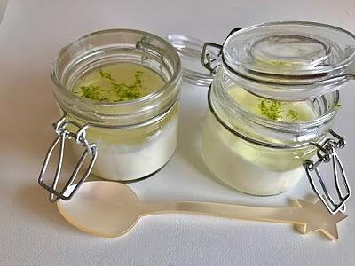 Vasetti di yogurt, lime e sciroppo di sambuco