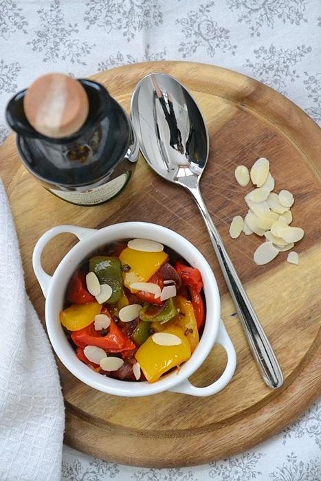 Peperoni e cipolle di Tropea all'olio al limone con mandorle e pepe di Sichuan