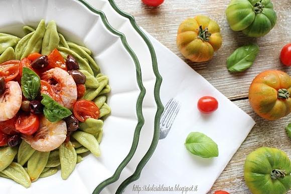 Foglie di ulivo agli spinaci con pomodorini, olive e gamberi