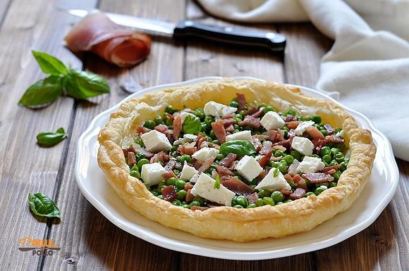 Torta salata con piselli e speck