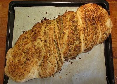 Pane alla salvia e frutta secca