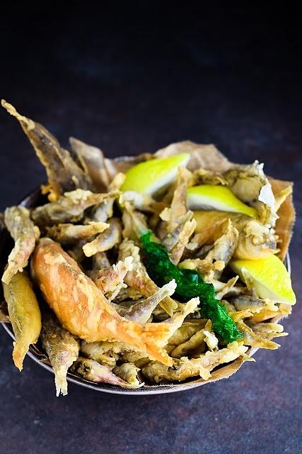 Fritto misto di pesce per menu libero antipasti di mare