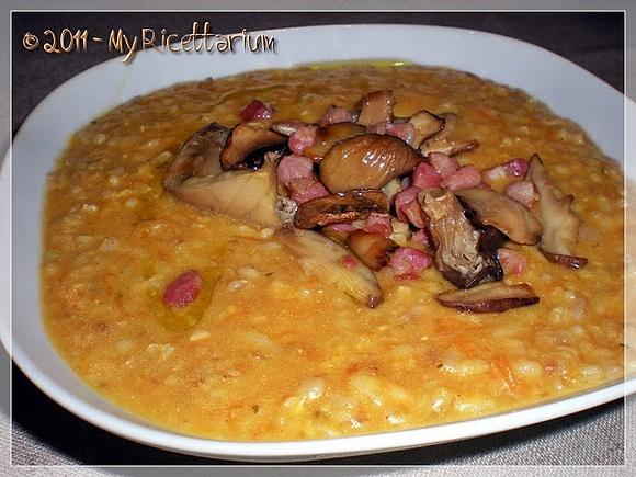 Zuppa ai 5 cereali con zucca funghi porcini e pancetta croccante