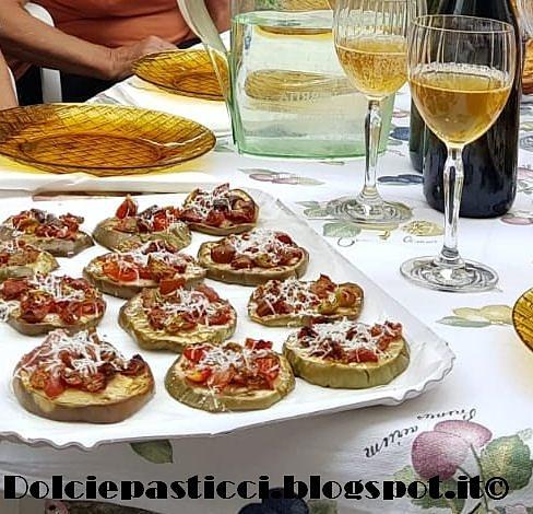 Tartine di melanzana e pomodorini colorati