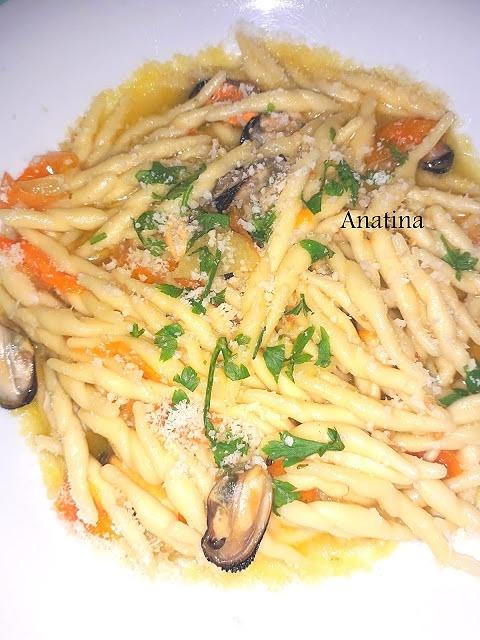 Trofie con cozze, pomodorini gialli e mandorle