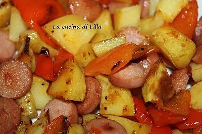 Teglia di patate, peperoni e wurstel