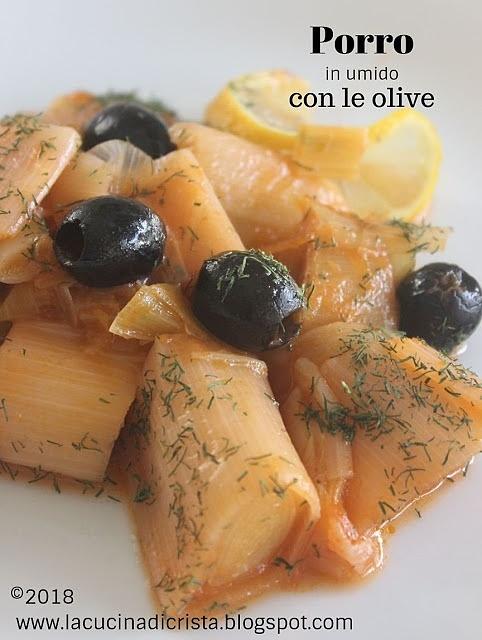 Porri in umido con olive nere in salsa di pomodoro