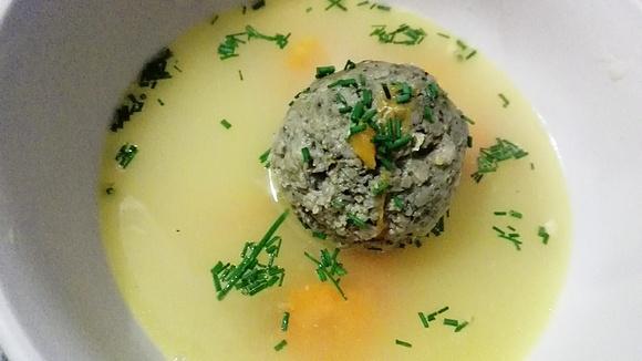 Zupa z knedlami wątróbkowymi – Gnocchi di fegato in brodo