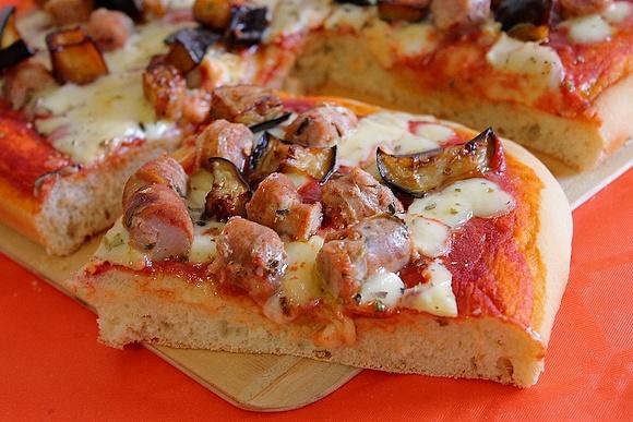 Pizza in teglia con melanzane fritte e salsiccia