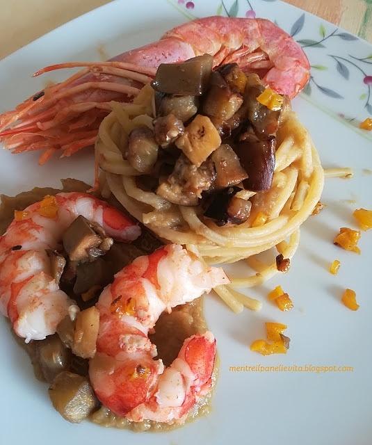 Spaghetti quadrati con crema di melanzane e gamberoni