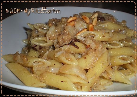 Penne con cavolfiore, uvetta e pinoli