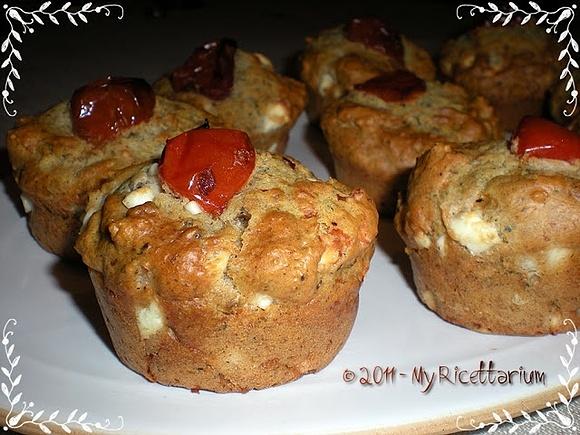 Muffin con feta, patè di olive nere e spezie