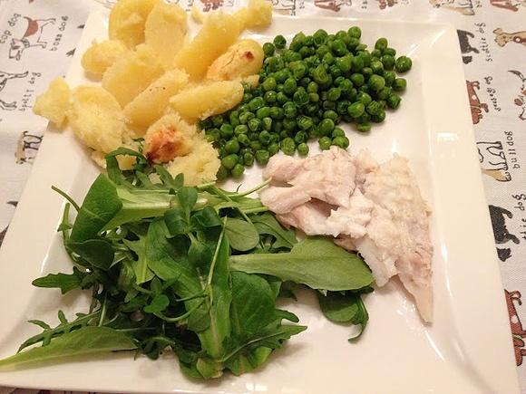 Branzino al forno con piselli e patate, insalata mista