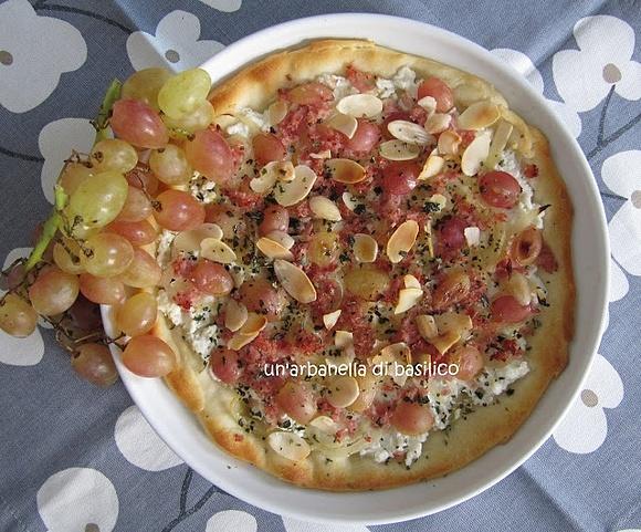 Pizza con ricotta uva e cipolle