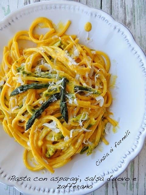 Pasta con asparagi, salsa d'uovo e zafferano