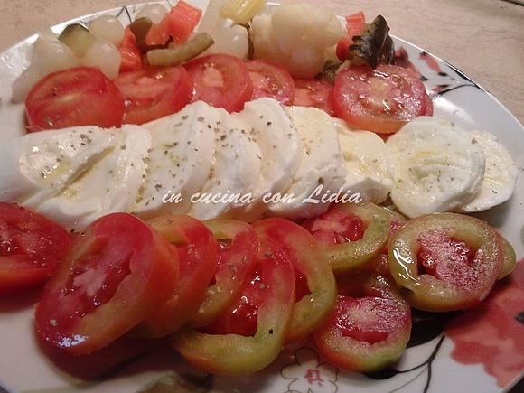 Antipasto mozzarella di bufala con giardiniera e pomodori