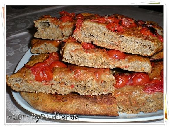 Focaccia di segale con pomodorini e origano