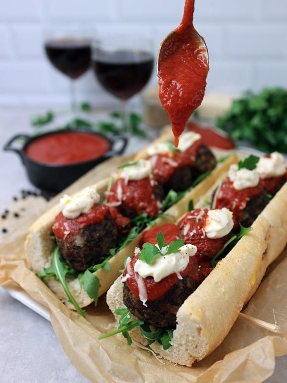 Polpette vegane al sugo con pane