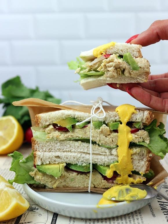 Vegan tunacado sandwich con avocado e tonno vegano