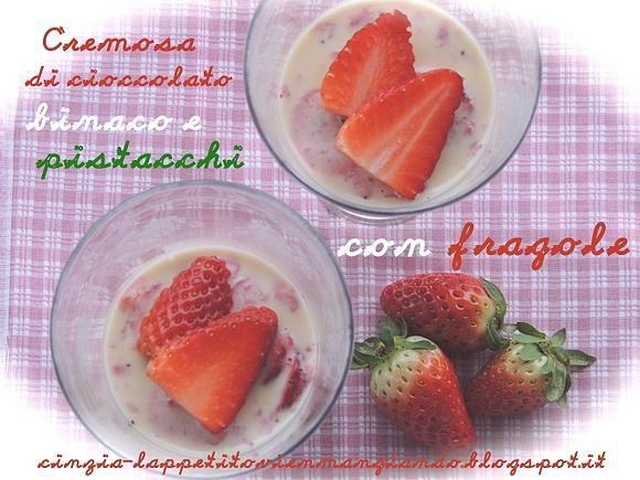 Crema bianca con cioccolato, pistacchi e fragole