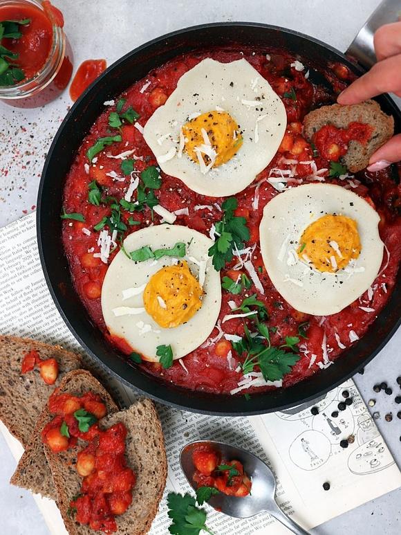 Shakshuka vegana con uova all’occhio e verdure