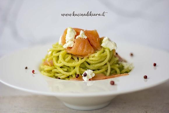 Spaghetti al pesto di avocado con salmone affumicato, feta e pepe rosa