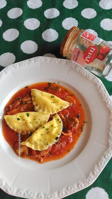 Mezzelune di ricotta e spinaci con sugo ai funghi misti